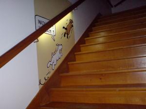 Escalier menant &agrave; l'exposition Les secrets de Moulinsart