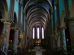 Nef centrale de la basilique de Frigolet - d&eacute;cor du XIXe si&egrave;cle